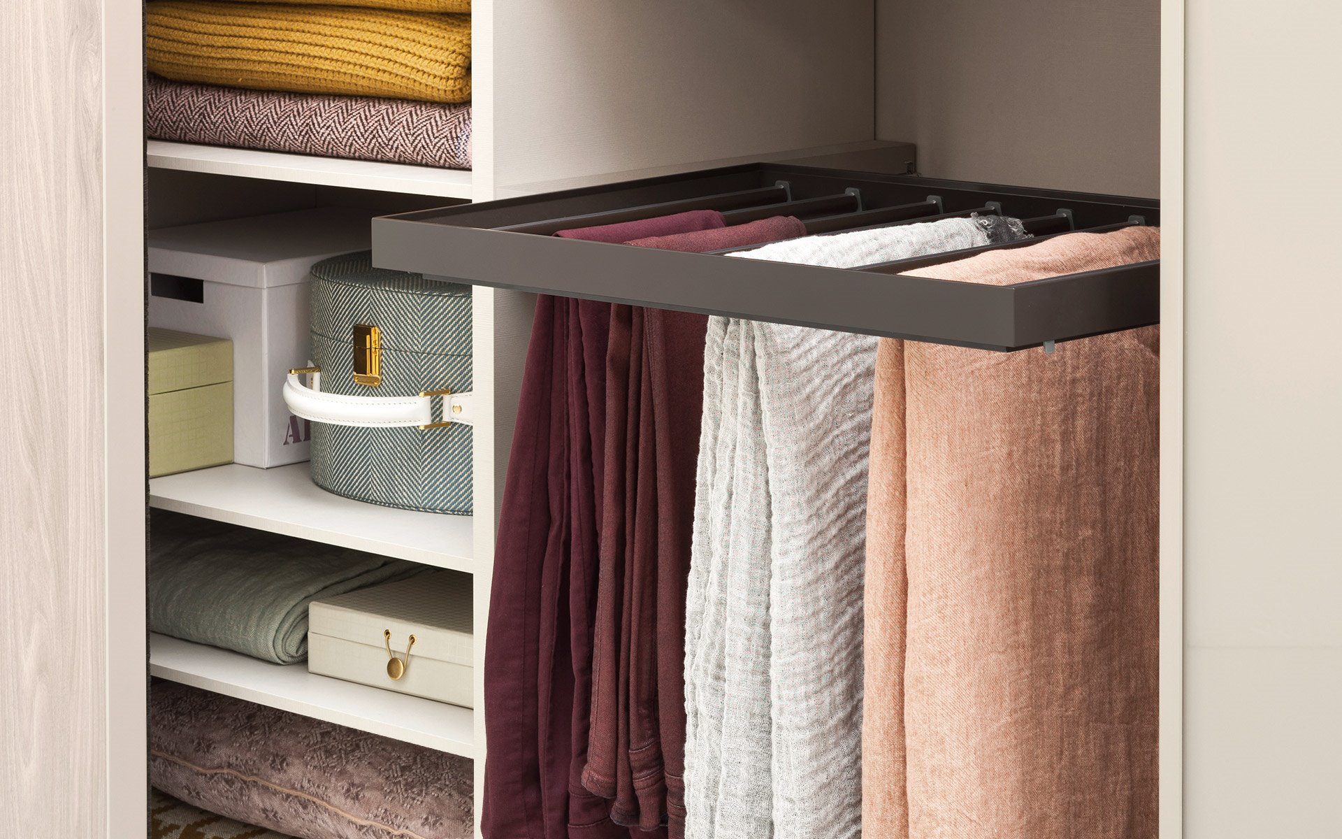 kledingkast interieur broekenhanger NM bed habits